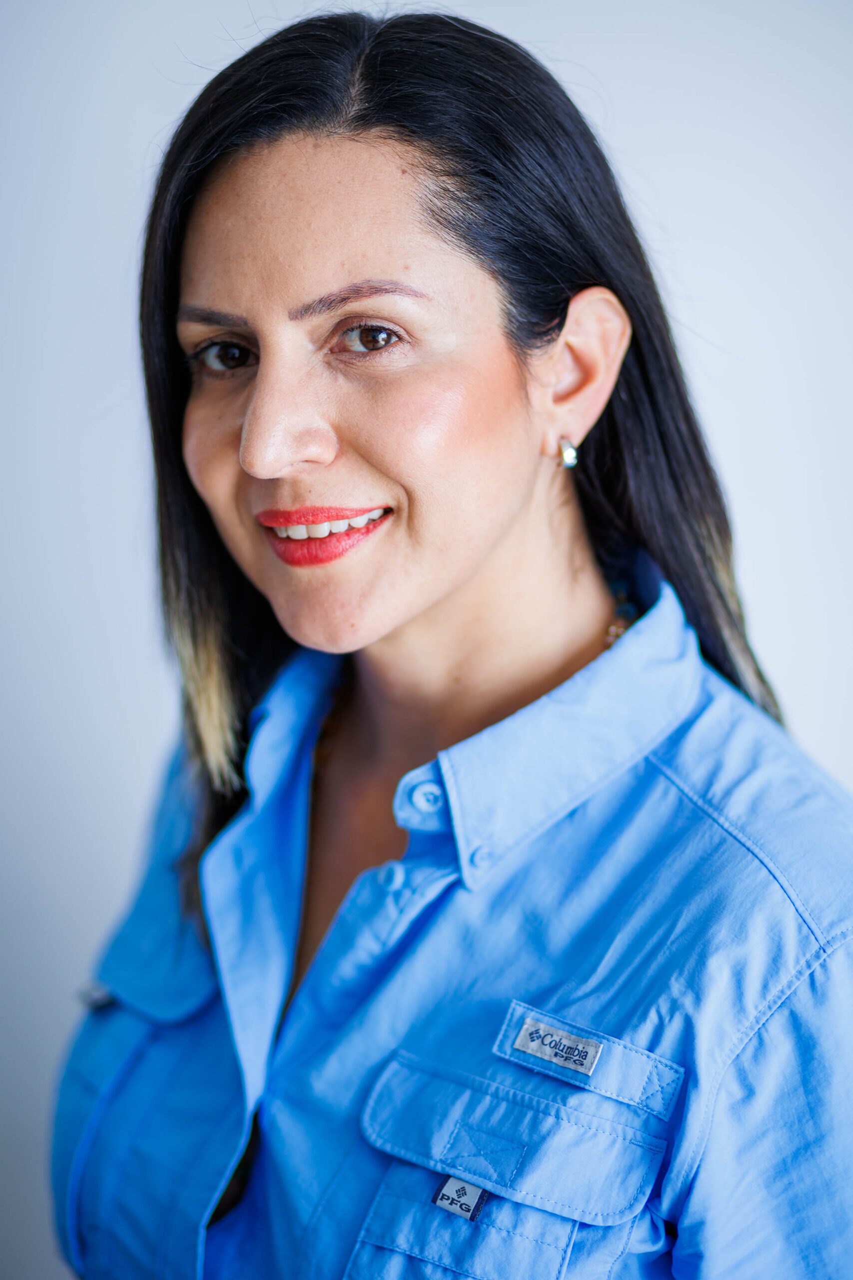 Mujer de Agrotitanes con blusa azul y de frente