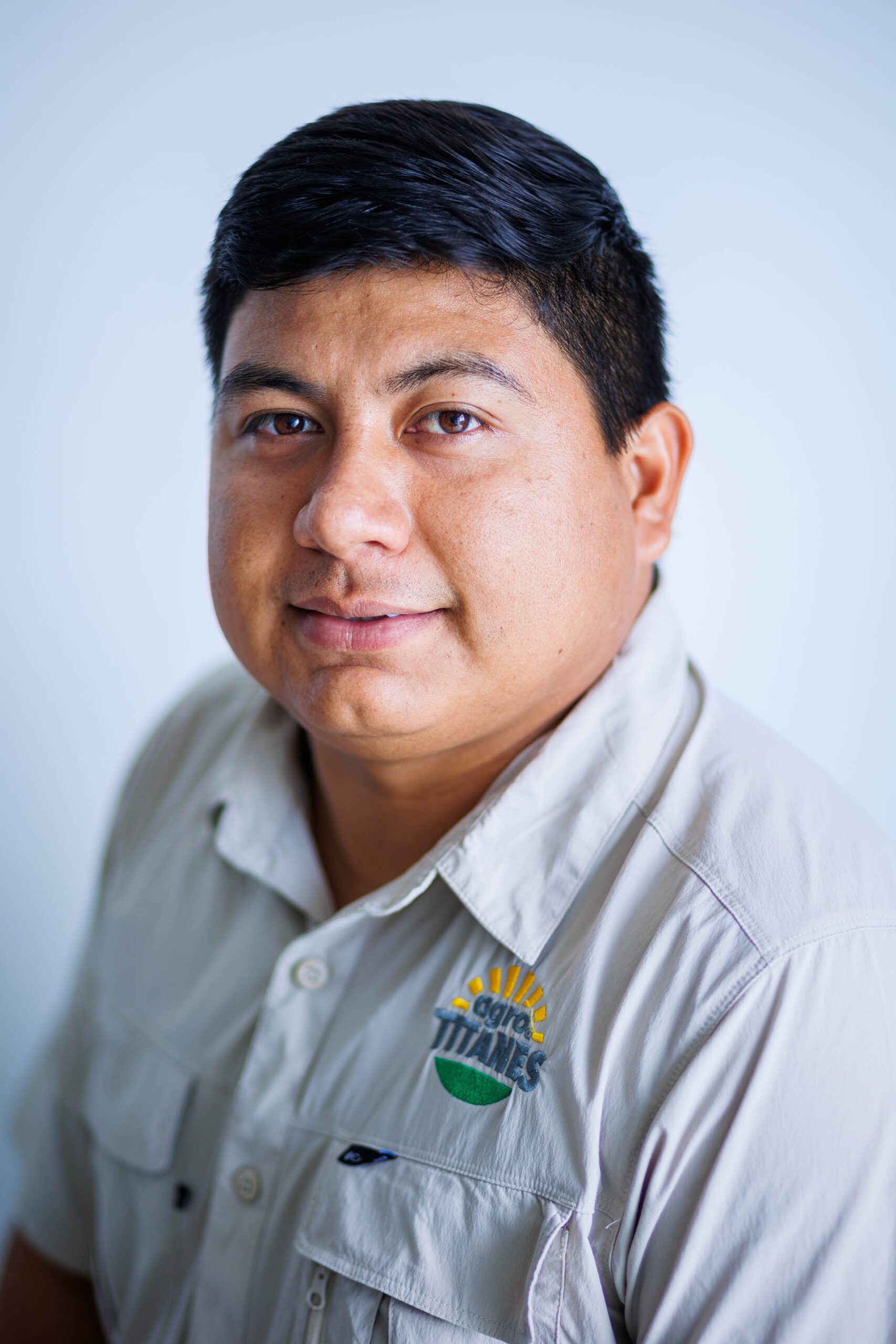 Hombre Agrotitán, con camisa beige y perfil de frente