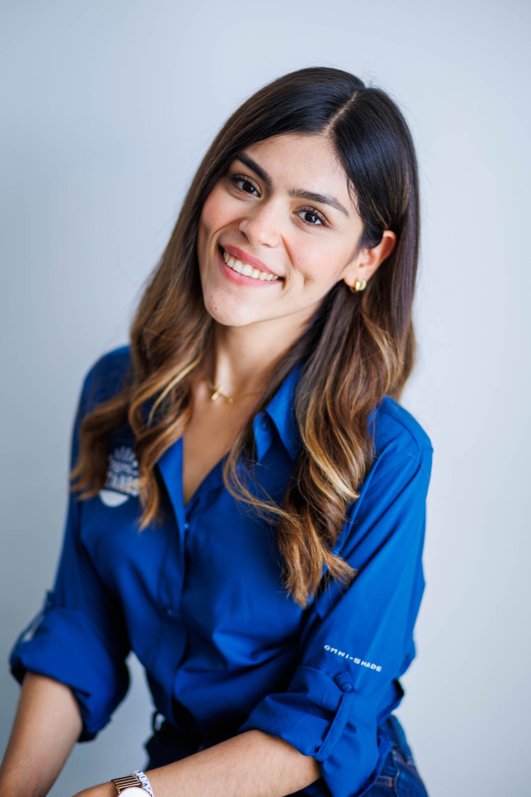 Mujer de Agrotitanes con blusa azul y de frente